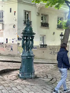 Montmartre Guided Tour: Sacré-Cœur, Hidden Gems, and Vineyards