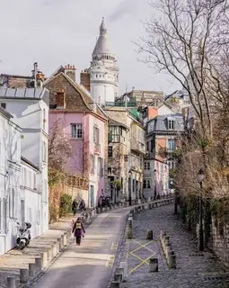 Exploring the streets of Montmartre